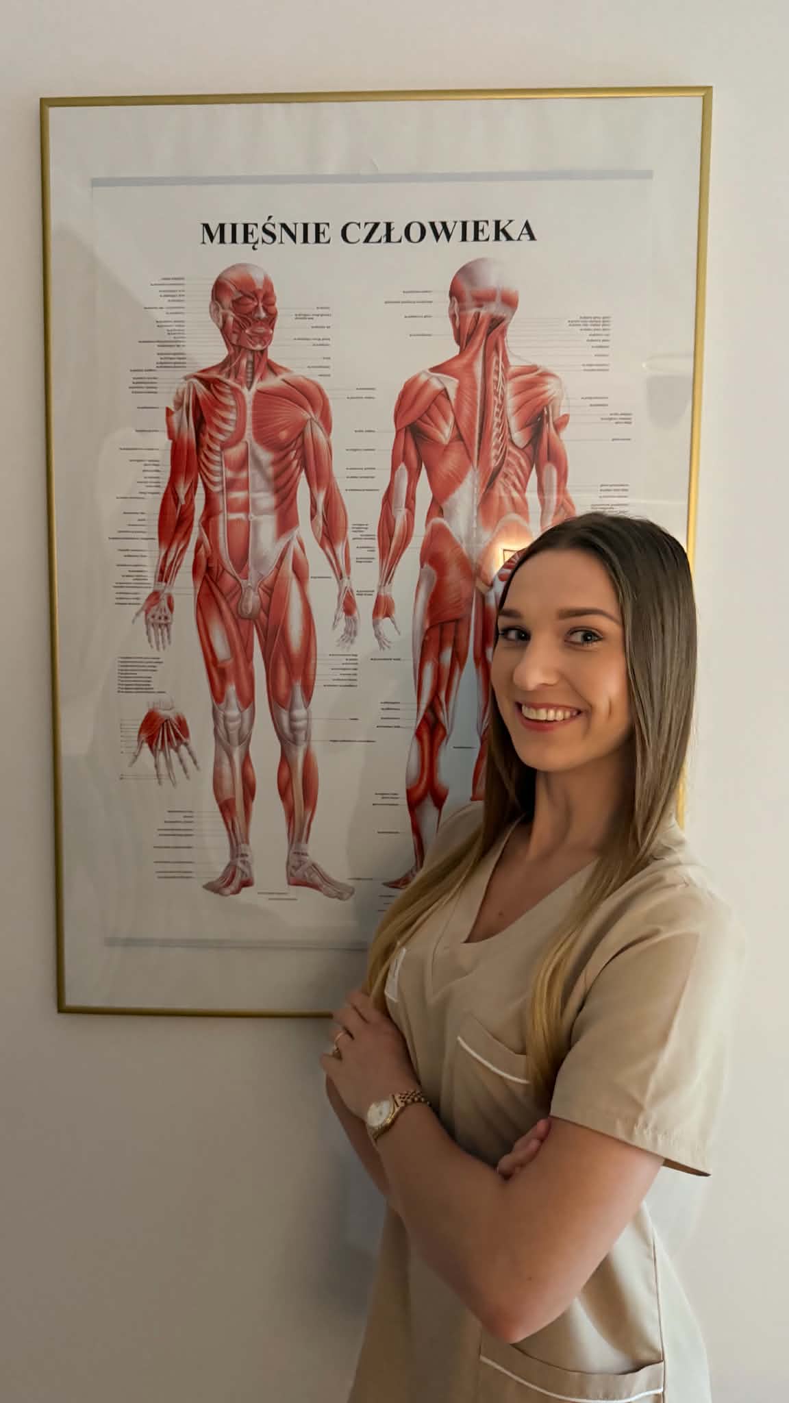 Karolina Derbin przy planszy anatomicznej mięśni człowieka